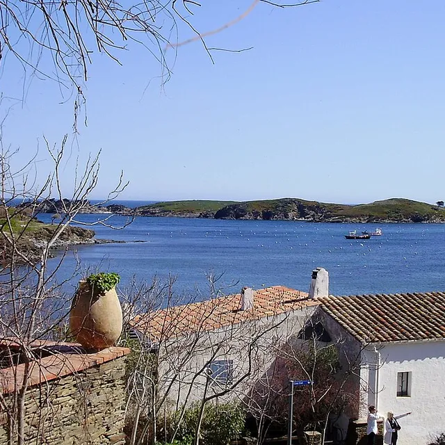 Der letzte Abschnitt des Spaziergangs nach Portlligat, ein weißes Haus und Terrakottadächer über der Bucht